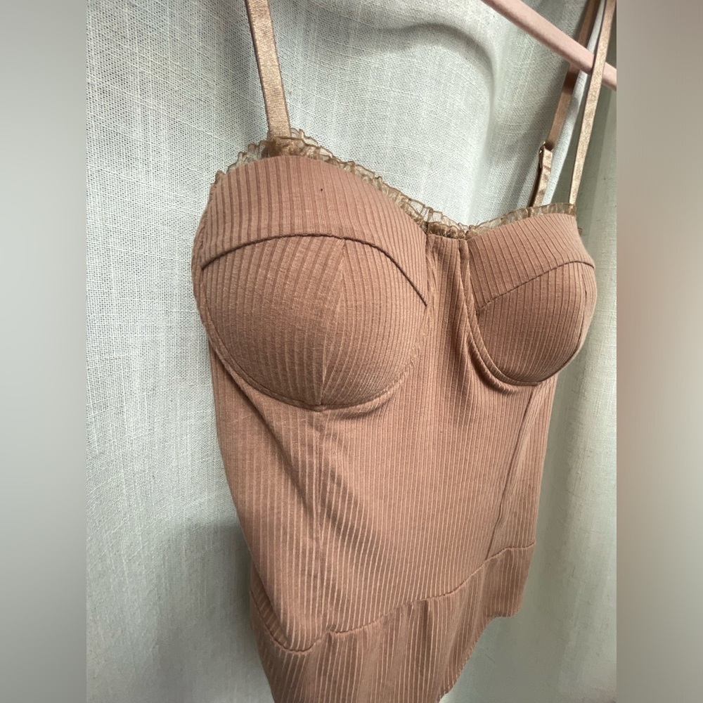 3/$15🦋 Ribbed Brown Body suit with padded top Large